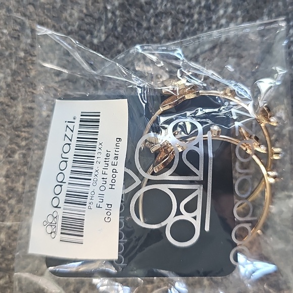 Full Out Flutter Gold Hoop earrings 🦋 - Picture 3 of 3